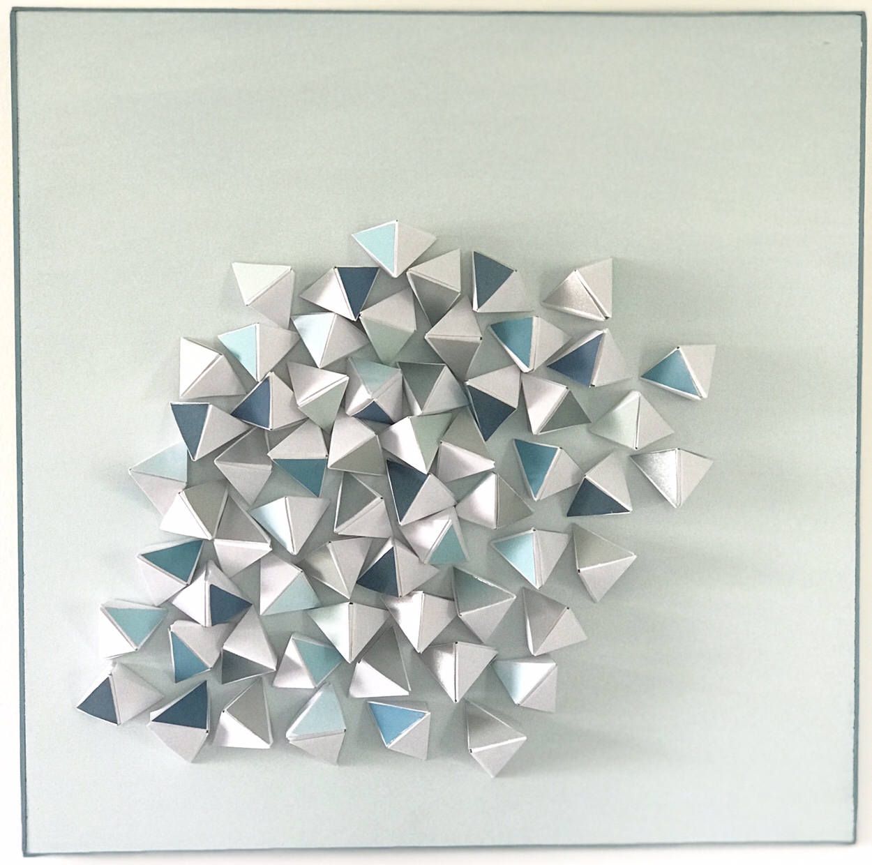 Eiswürfel aus Papier und Farbkarten ergeben ein cooles 3D Wandbild. Kunst selber machen. #Chalet8, #3DBild