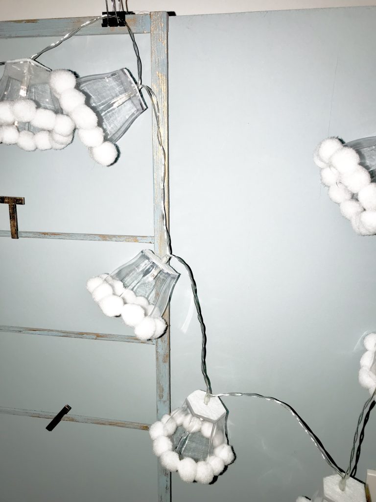 DIY: Lichterkette mit Lampenschirmchen aus Partyschälchen und Filzbommeln