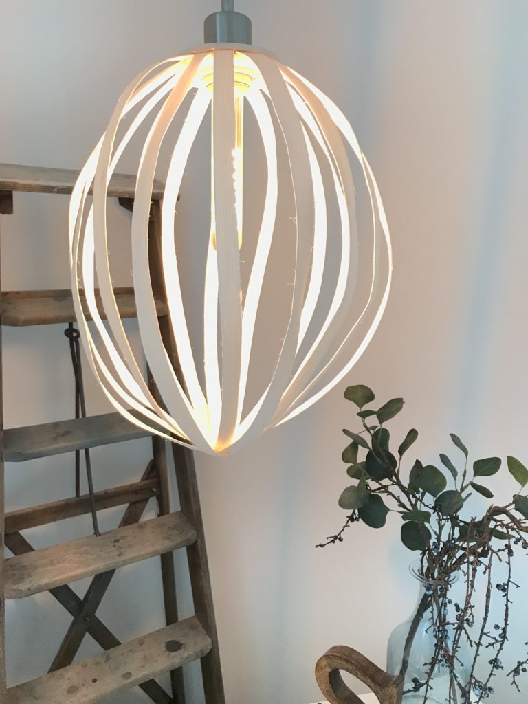 Rattanlampe Design by Chalet8, DIY Lampe, Rattanstäbe, Rattanband, DIY, DIY Blog, Designerlampe, #Chalet8, #Rattanlampe