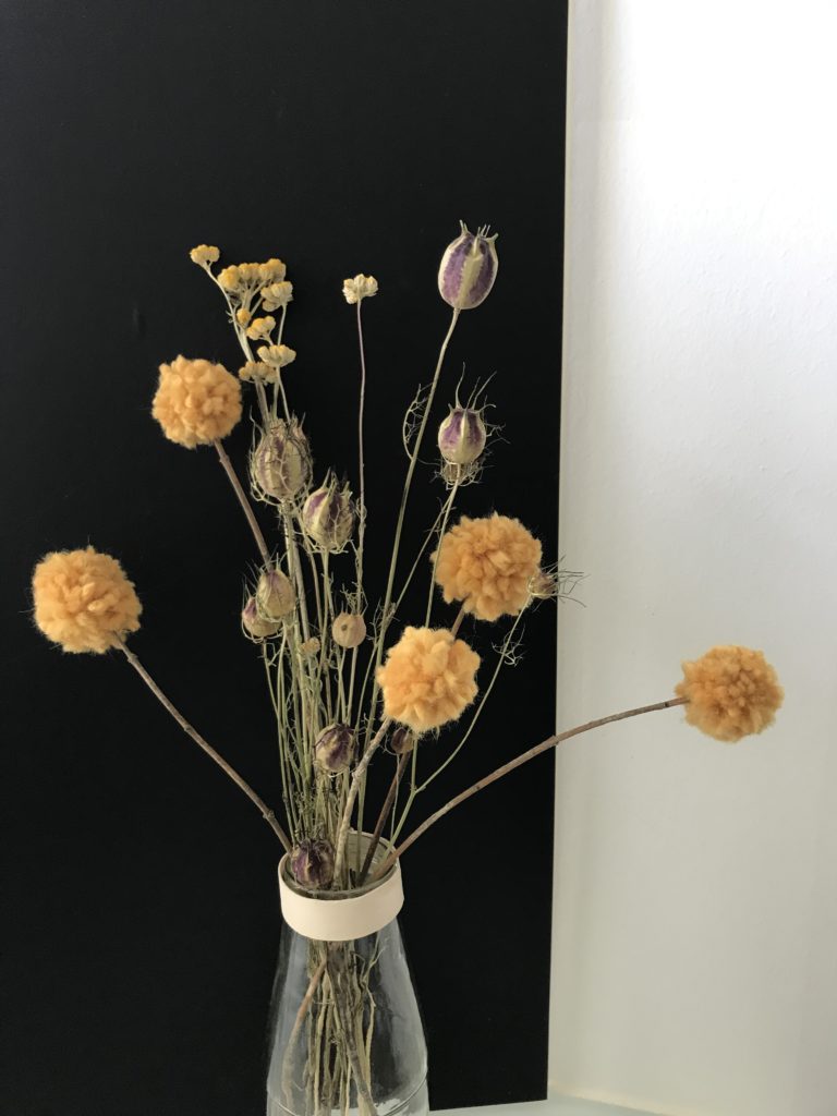 Tolle Deko: Craspedia (Trommelschlägel Blumen) aus Wolle basteln. Trommelstöckchen, DIY, #Craspedia, #Chalet8.