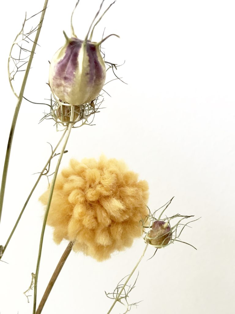Tolle Deko: Craspedia (Trommelschlägel Blumen) aus Wolle basteln. Trommelstöckchen, DIY, #Craspedia, #Chalet8.