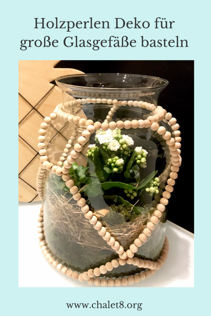 Holzperlen Deko für großes Glasgefäß basteln., Windlichter, Vase, Miniterrarien dekorieren. Kreative Deko im Boho Stil. #holzperlen, #chalet8 #5blogs1000ideen