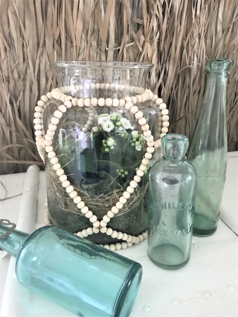 Holzperlen Deko für großes Glasgefäß basteln., Windlichter, Vase, Miniterrarien dekorieren. Kreative Deko im Boho Stil. #holzperlen, #chalet8 #5blogs1000ideen