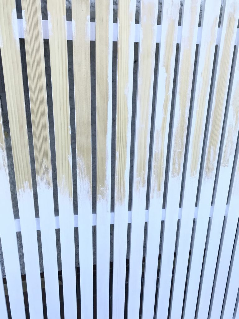 DIY: Mobiles Pflanzregal mit Sichtschutz für Balkon oder Garten selber bauen. Heimwerken. Selbst ist die Frau. Pflanztisch. Sichtschutz für Terrasse.#Chalet8, #Pflanzregal