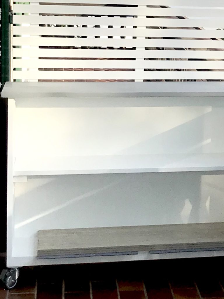 DIY: Mobiles Pflanzregal mit Sichtschutz für Balkon oder Garten selber bauen. Heimwerken. Selbst ist die Frau. Pflanztisch. Sichtschutz für Terrasse.#Chalet8, #Pflanzregal