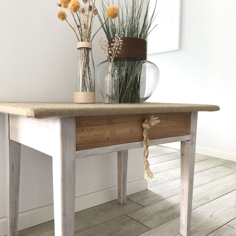 Möbel Upcycling Idee. Ein Kindertisch wird mit einem neuen Look zu einem Hingucker im Wohnzimmer. Upcycling das jeder nachmachen kann. Naturmaterial und Vinatage. #chalet8.