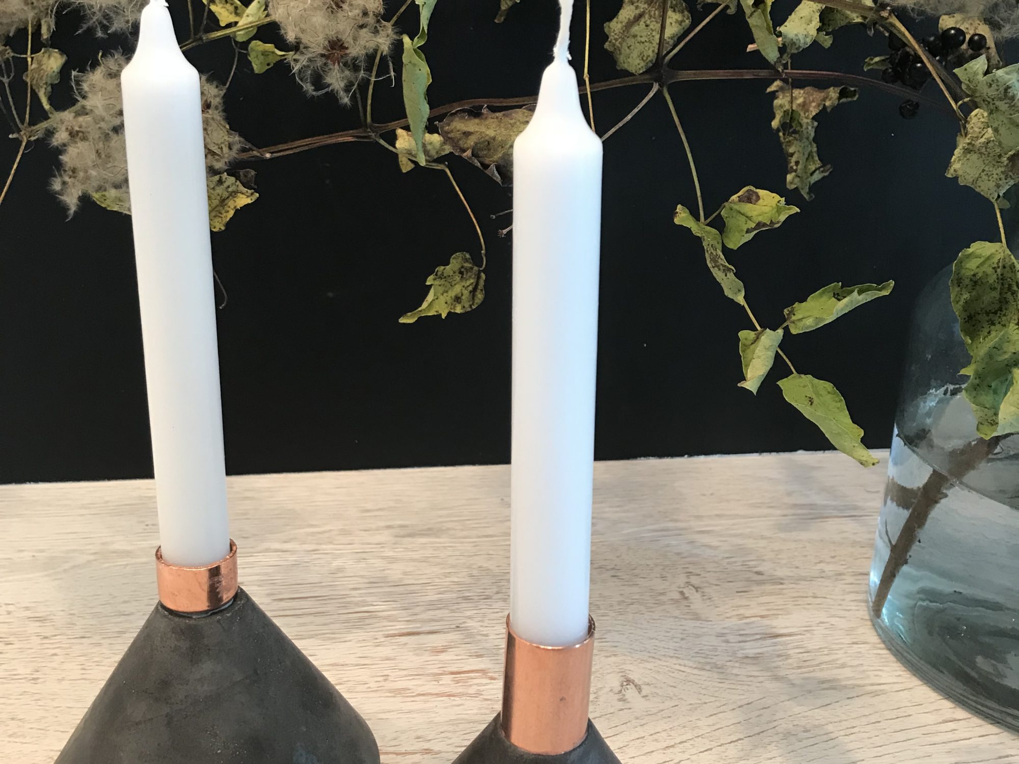 DIY: Coolen Design Kerzenständer aus Beton mit Kupfer selber gießen. Herbstdeko aus Beton. Beton gießen. Kerzenständer selber machen. Beton und Kupfer im Design vereint. Herbst Deko. #Chalet8 #Kerzenständer