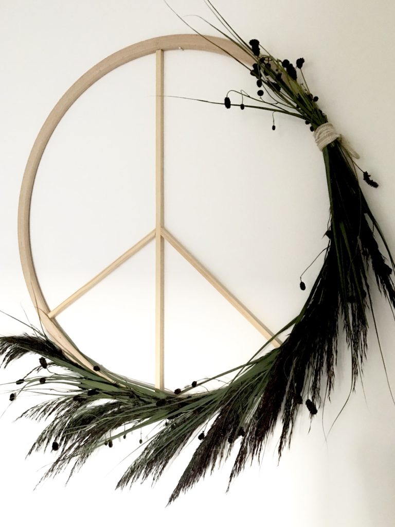 Peacezeichen aus Hula Hoop Reifen als Wanddeko, Hochzeitsdeko oder Geldgeschenk. Kranz Deko mit Schilf. #Chalet8 #Peacezeichen #Geldgeschenk #Schilf