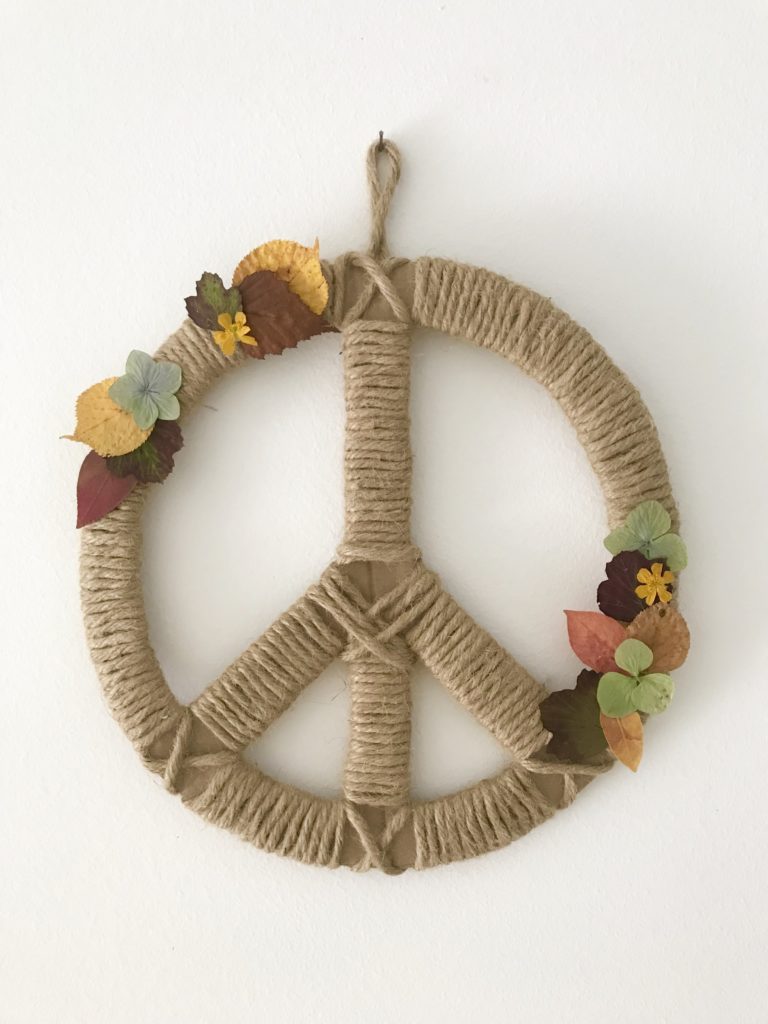 DIY Peacezeichen aus Pappe und Jute mit Herbstlaub und Blüten. Flower Po wer. #chalet8 #peacezeichen #peacesymbol