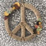 DIY Peacezeichen aus Pappe und Jute mit Herbstlaub und Blüten. Flower Po wer. #chalet8 #peacezeichen #peacesymbol