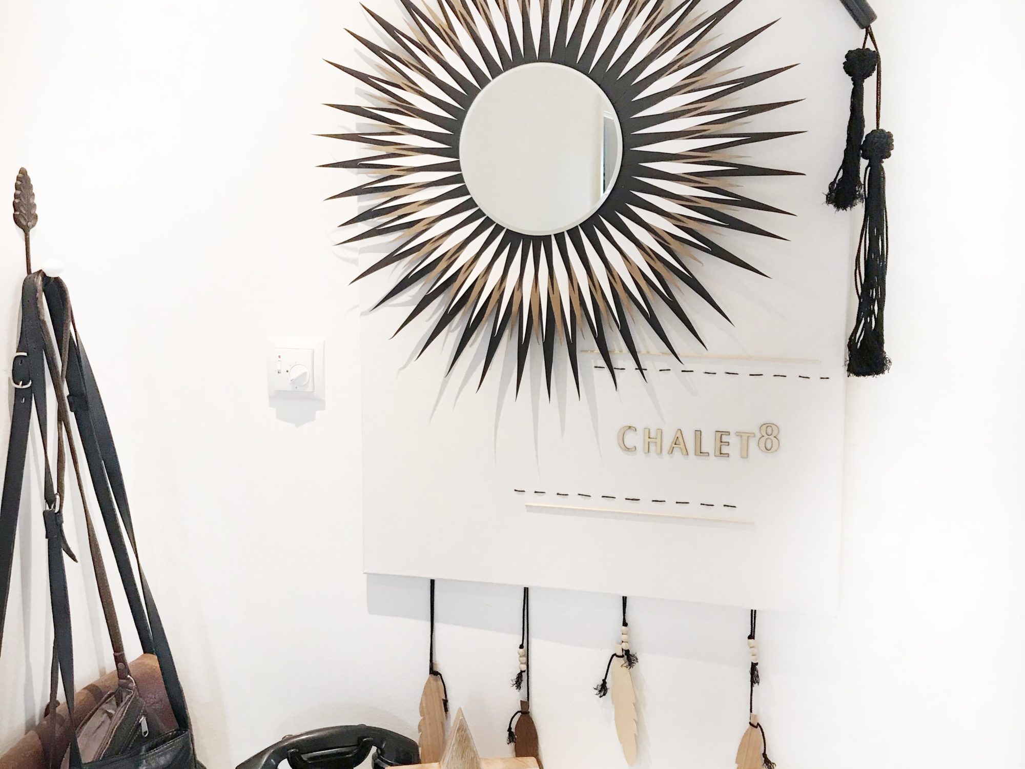 Chalet8 DIY Sonnenspiegel. Runden Spiegel mit Tonpapier verschönern. Wandspiegel selber basteln. Boho Style Spiegel. Boho Deko für die Wand #Wandspiegel #Sonnenspiegel #Chalet8