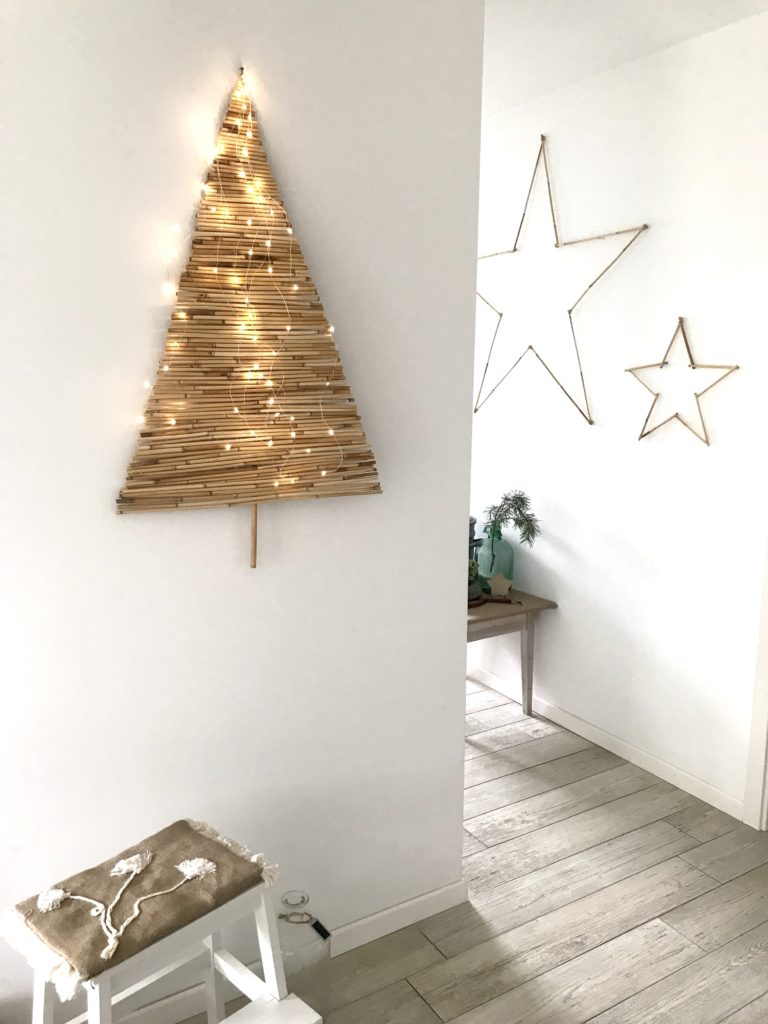 DIY: Alternativen Weihnachtsbaum basteln mit Bambus. Nachhaltiger Tannebaum an der Wand. Winterdeko mit Bambus. #chalet8, #bambus #Tannenbaum #Weihnachtsbaum #Weihnachtsdeko