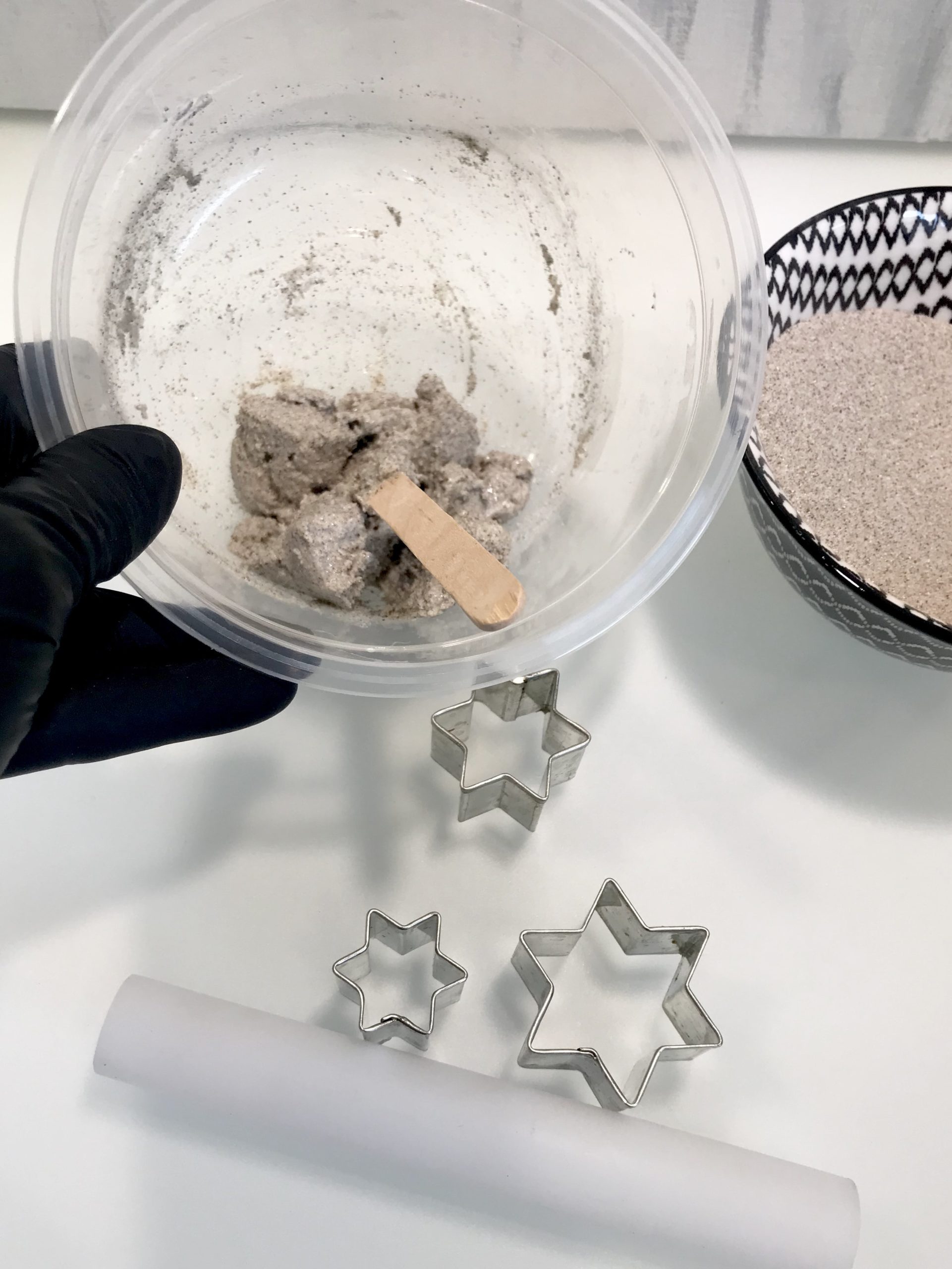 Modelliermasse aus Sand selber machen. Lufttrocknende Modelliermasse günstig herstellen. Geniale DIY Idee und einfaches Rezept. #chalet8, #modelliermasse
