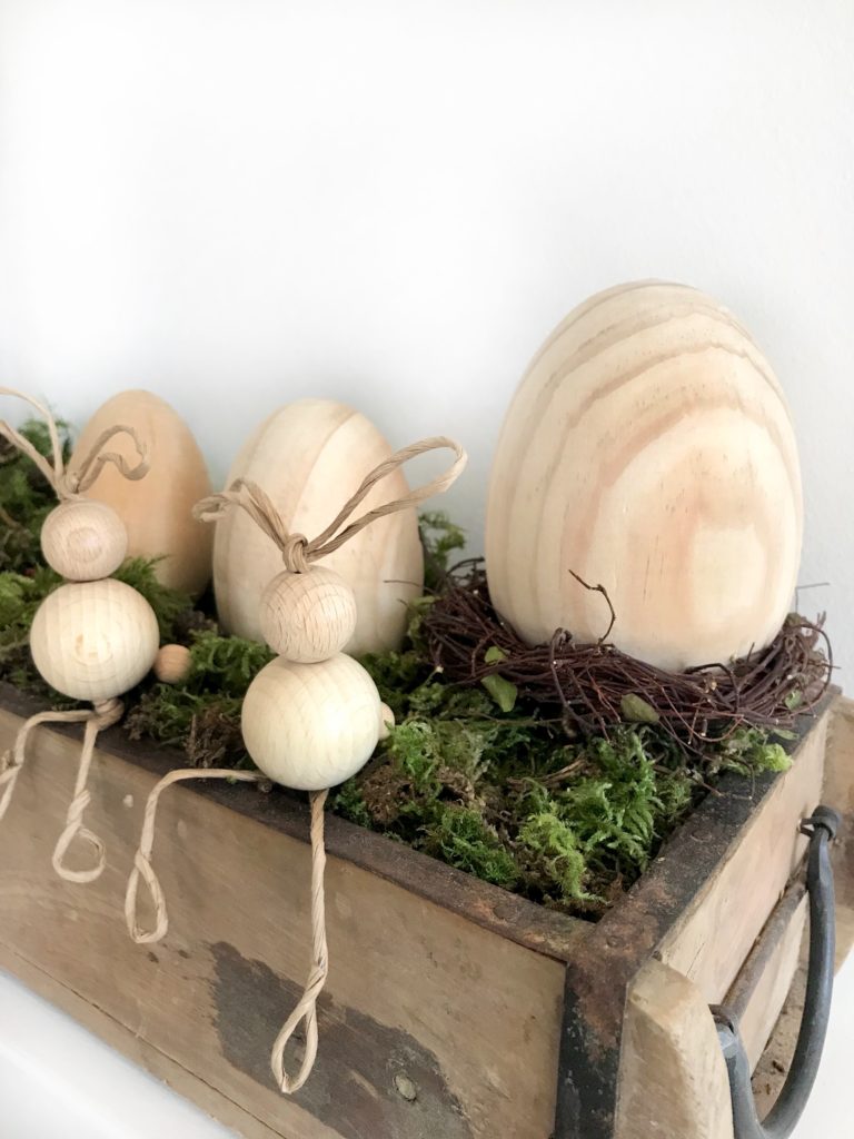 DIY Osterdeko aus Holz basteln. Hasen aus Holzkugeln.#chalet8 #Osterdeko #Holz #Holzkugeln #Osterhase #Ostern