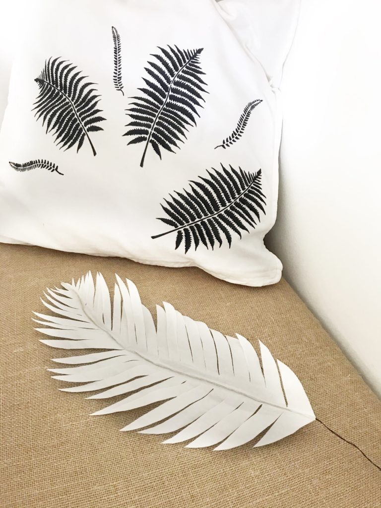 DIY Pflanze aus Papier basteln Palmenblatt aus Butterbrotpapier für den Urban Jungle. #chalet8 #papierpflanze #papierdiy