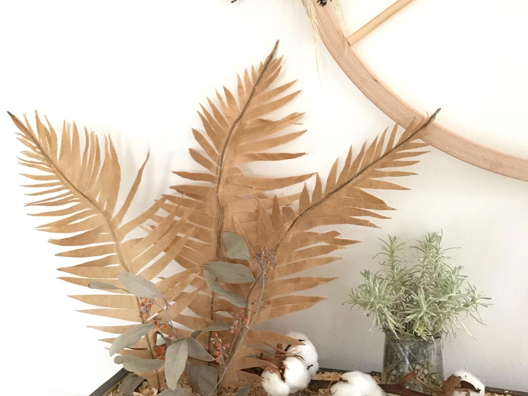 DIY Pflanze aus Papier basteln Palmenblatt aus Backpapier für den Urban Dschungel. #chalet8 #papierpflanze #papierdiy