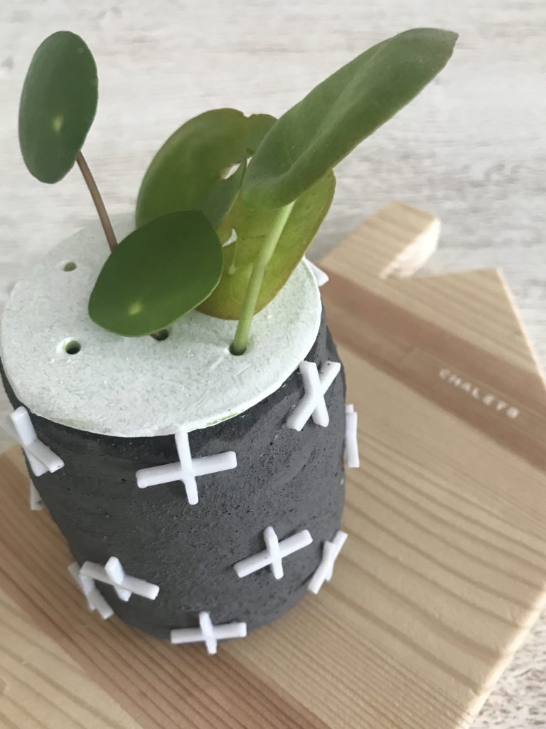 DIY Vase aus Beton selber machen mit Fliesenkreuzen. Beton Deko ist modern und zeitlos. #chalet8 #beton #betondeko #betonvase #betondiy #fliesenkreuze