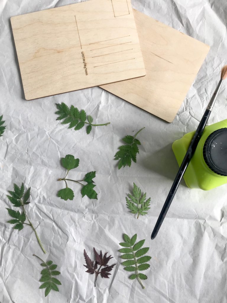 DIY: Gepresste Blätter auf Holz-Postkarte. Holzbild mit Pflanzen. Basteln mit Naturmaterial. Natur-Kunst auf Holz. #chalet8 #gepressteblätter #holzdiy #holzpostkarte