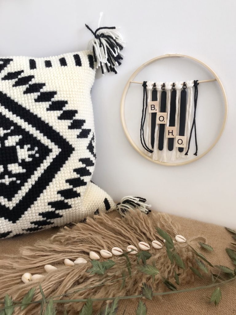 DIY: Boho Wanddeko mit Holzring und Makramee. Boho Deko einfach selber machen. Eine schöne Kranz Idee #chalet8 #bohodeko #kranz #kranzidee