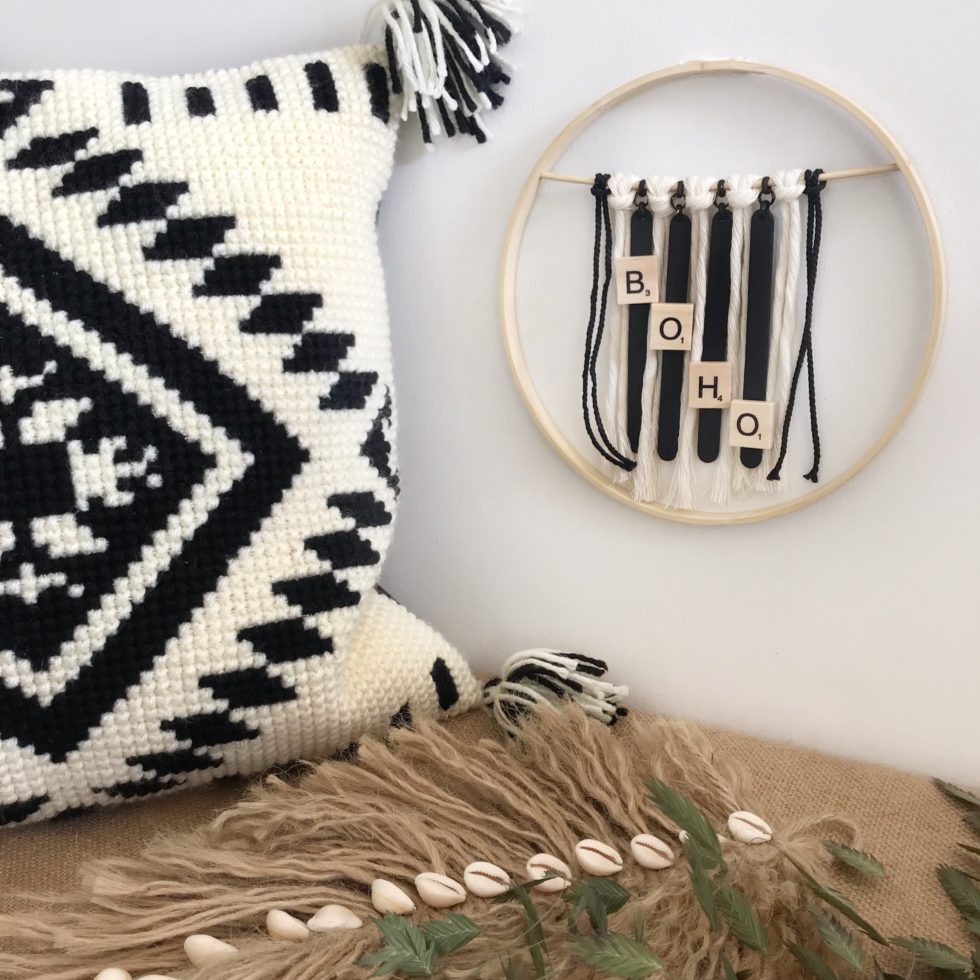 DIY: Boho Wanddeko mit Holzring und Makramee. Boho Deko einfach selber machen. Eine schöne Kranz Idee #chalet8 #bohodeko #kranz #kranzidee