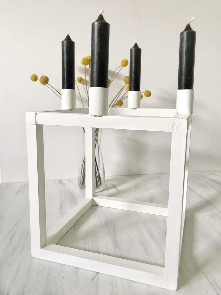 DIY: Drei Kerzenleuchter im skandinavischen Design. Skandinavische Kerzenhalter selber machen. Günstige Kerzenständer basteln. #chalet8 #kerzenleuchter #kerzenständer #kerzenhalter #skandidesign