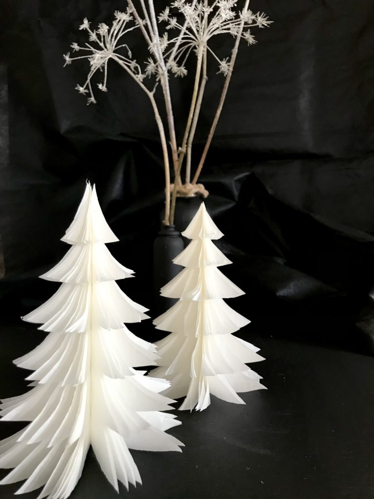 DIY: Tannenbaum basteln aus Butterbrotpapier-Tüten. Basteln mit Butterbrottüten.