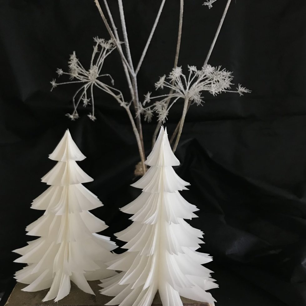 DIY: Tannenbaum basteln aus Butterbrotpapier-Tüten. Basteln mit Butterbrottüten.