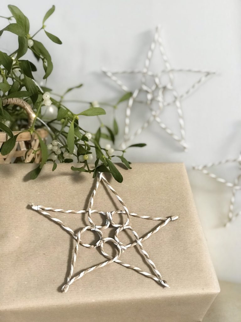DIY: Stern aus Papierdraht basteln. Einfache und schöne Weihnachtsdeko. #chalet8 #papierdraht #drahtstern