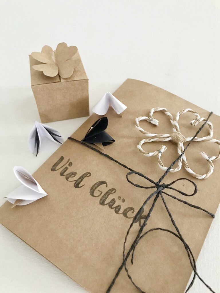 DIY: Glücksbringer basteln für Silvester, Geburtstag, Prüfungen. Einfach aus Papier süße Glücksbringer selber machen. #chalet8 #glücksbringer #kleeblatt #geschenkidee