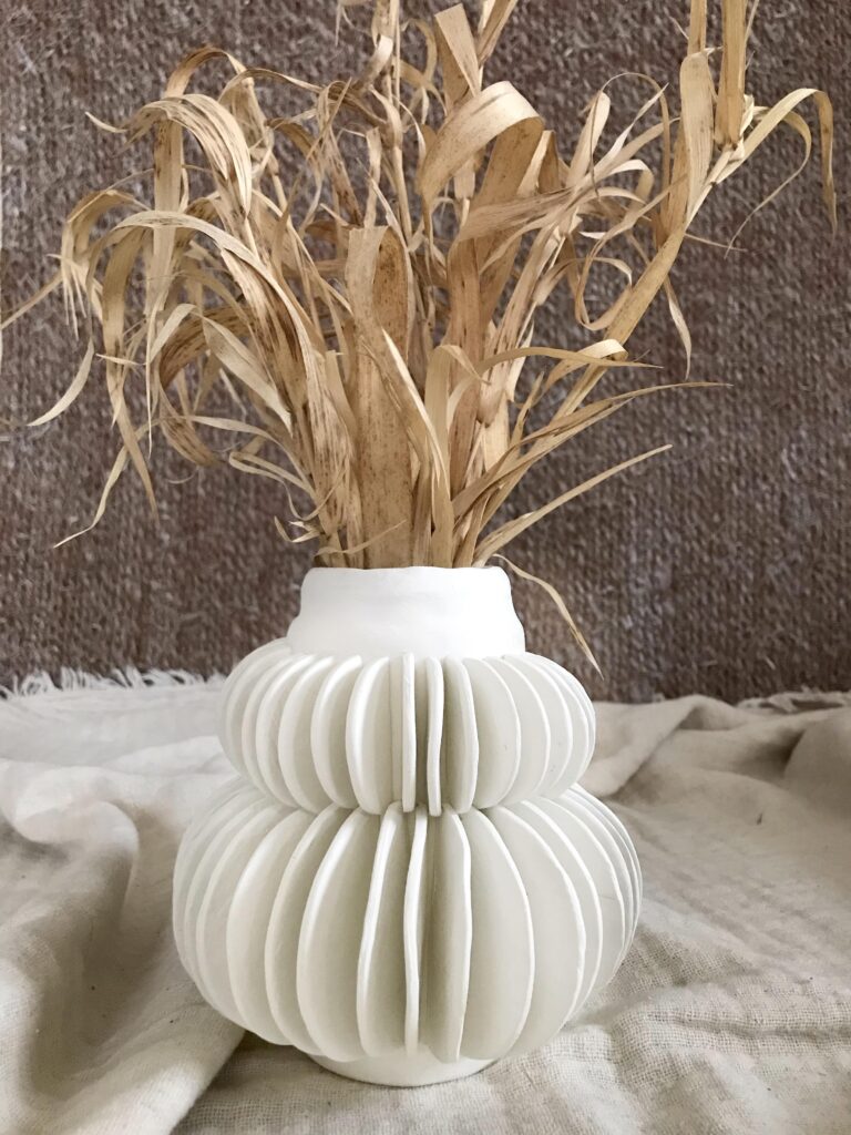 DIY: Lamellen Vase aus Modelliermasse töpfern ohne brennen. #chalet8 #diyvase #modelliermasse #töpfern