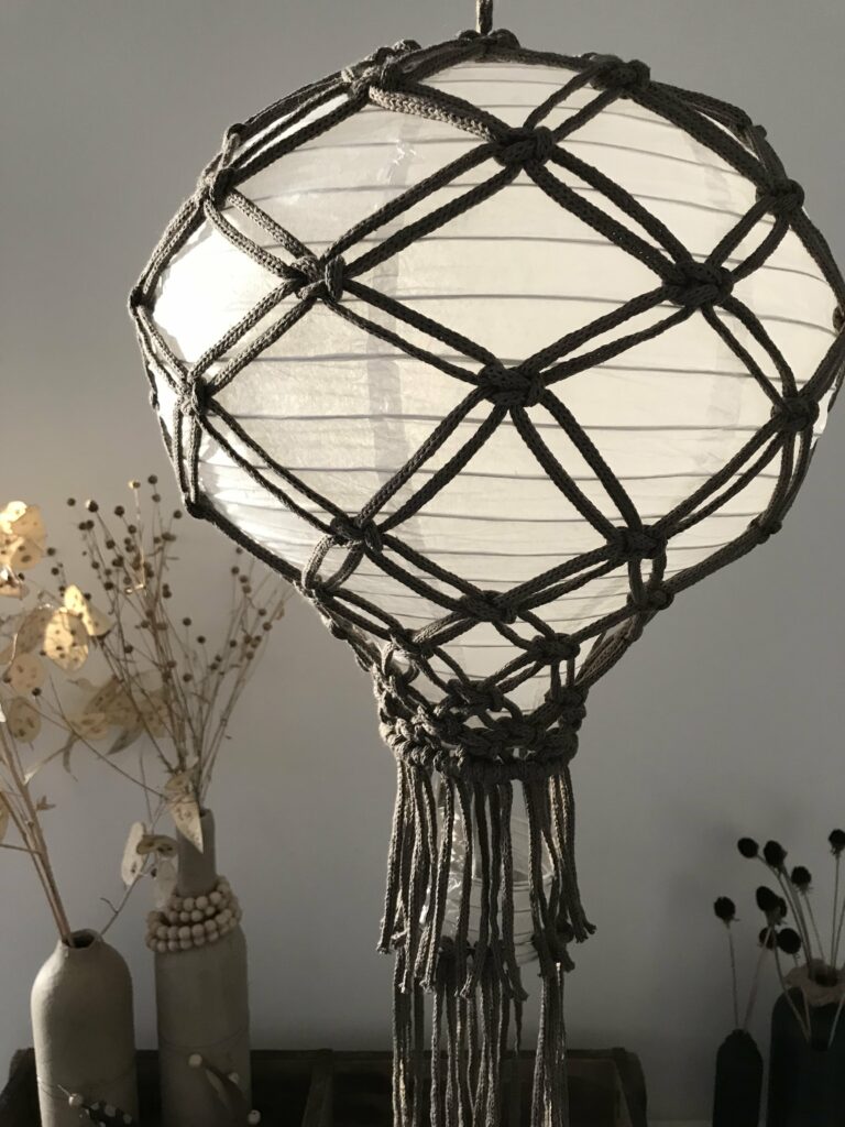 DIY: Anleitung für Makramee Lampe mit einem Papier Ballon. #chalet8, #makramee #makrameeanleitung #makrameelampe #papierballon #ballonlampe #makrameeidee