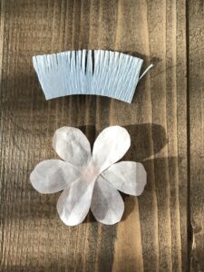 DIY: Papierblume basteln im Frühling. Seidenpapier Blume selber machen. #chalet8 #Papierblume #Papierblüten #Seidenpapierblume #Frühling #Frühlingsdeko #Frühlingsdiy