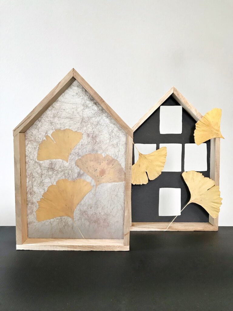 DIY Lichthaus aus Bastel Holz für die Herbstdeko. Deko Haus aus Klötzchen, die auch bekannt sind als: Anzündholz, Anmachholz, Anfeuerholz oder Stäbchenparkett. #chalet8 #lichthaus #klötzchen #bastelholz #anzündholz #dekohaus