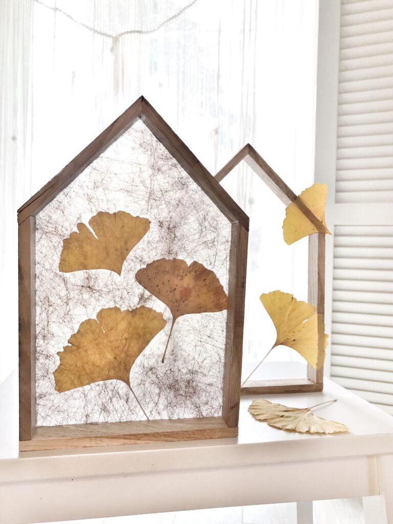 DIY Lichthaus aus Bastel Holz für die Herbstdeko. Deko Haus aus Klötzchen, die auch bekannt sind als: Anzündholz, Anmachholz, Anfeuerholz oder Stäbchenparkett. #chalet8 #lichthaus #klötzchen #bastelholz #anzündholz #dekohaus